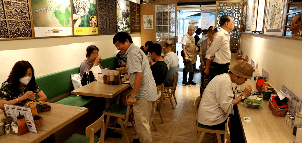 餐廳負責人稱，不少居民生活不易，所以提出一個豐儉隨喜的方法，歡迎各界人士光顧。