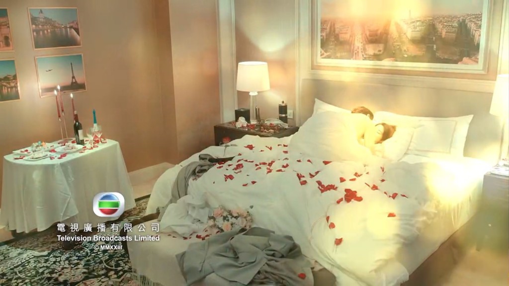 大床有大量玫瑰花瓣，氣氛非常浪漫。