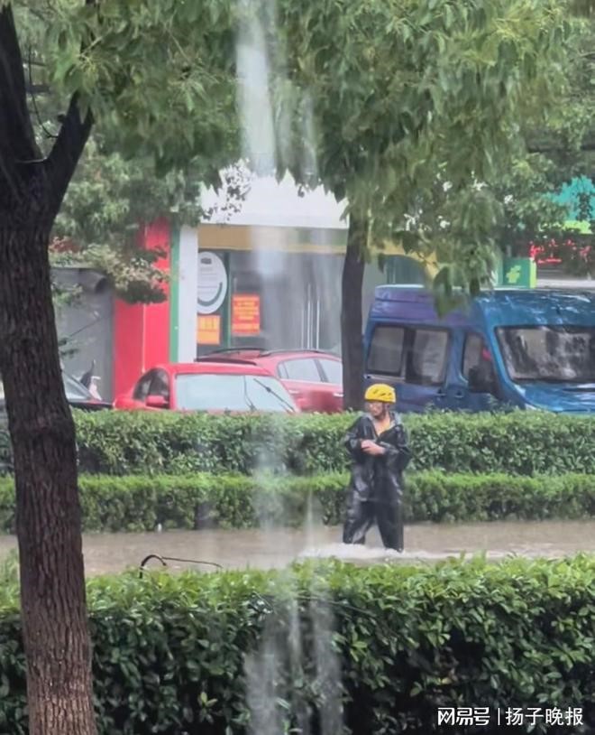 小周無助地在積水中找手機引起網民關注。 小周無助地在積水中找手機引起網民關注。