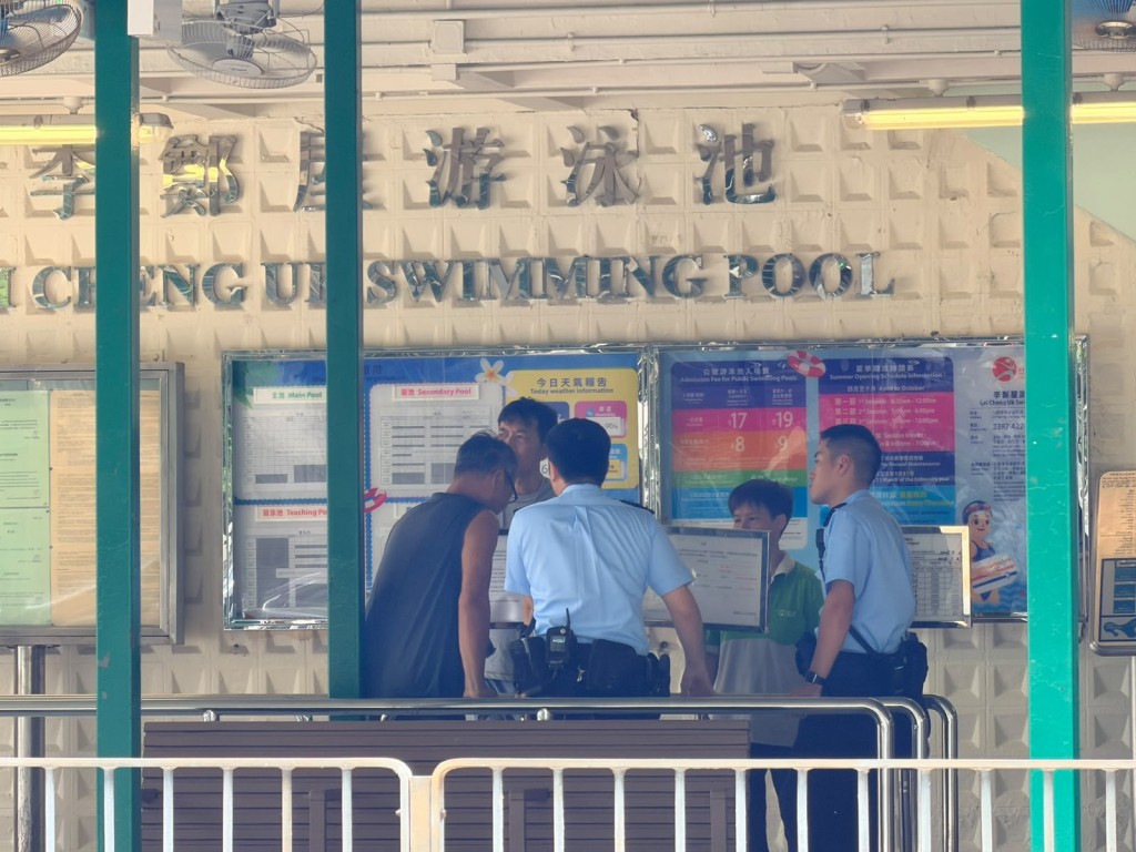 泳池設施遭刑毀,警員到場調查。梁國峰攝 泳池設施遭刑毀,警員到場調查。梁國峰攝