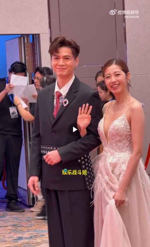 陳自瑤和羅子溢盛裝出席電視節,陳自瑤打扮極性感。 陳自瑤和羅子溢盛裝出席電視節,陳自瑤打扮極性感。