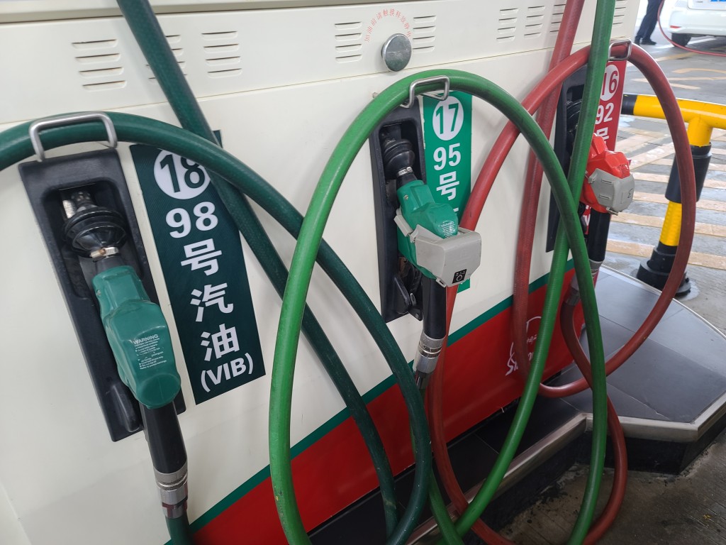 以同級汽油計(辛烷值98的汽油)，內地價格比香港平近四成。