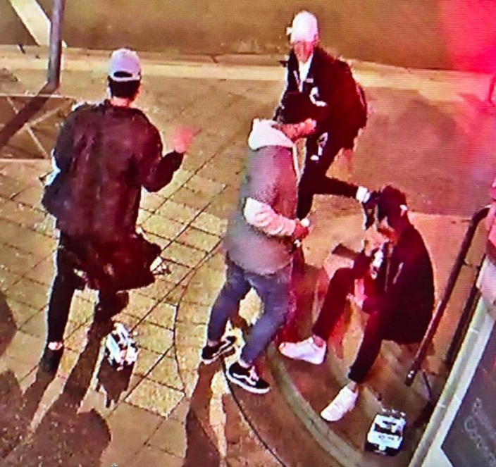 4名怀疑涉案男子在利特街和查理斯街附近逗留。