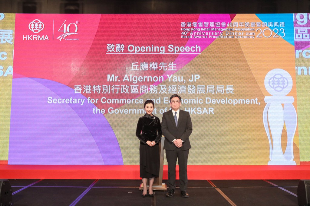 香港零售管理協會主席謝邱安儀女士(左)，感謝香港特別行政區政府商務及經濟發展局局長丘應樺先生(右)撥冗親臨擔任主禮嘉賓。