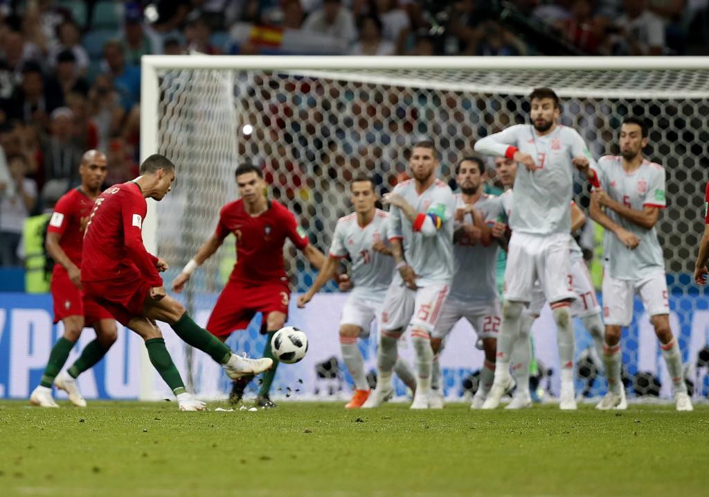 一八年世界杯分组赛，葡萄牙于完场前两分钟前仍落后2:3。此时C朗当救国英雄，罚球直射死角入网，门将迪基亚完场无反应，最终打和3:3。AP资料图片