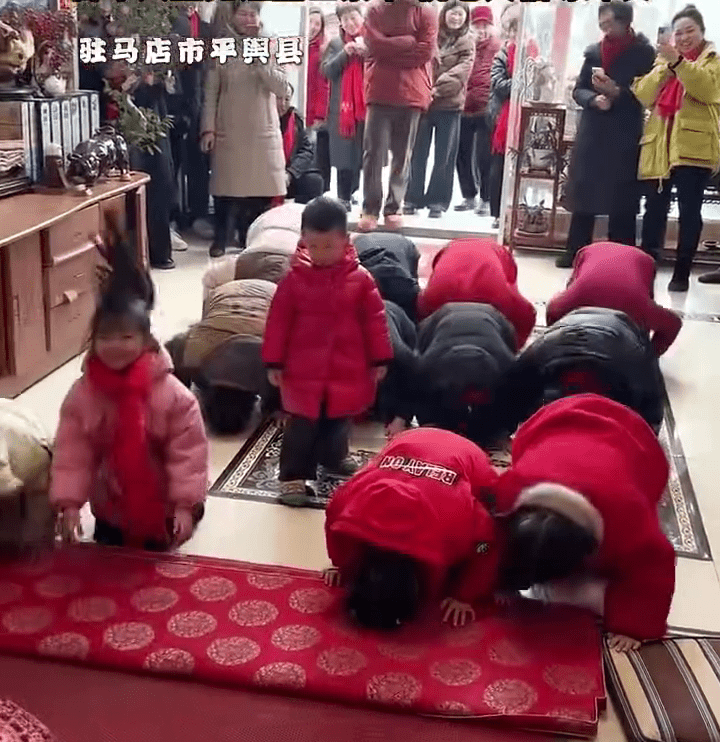 河南104歲人瑞近百子孫磕頭拜年，場面溫馨感人。