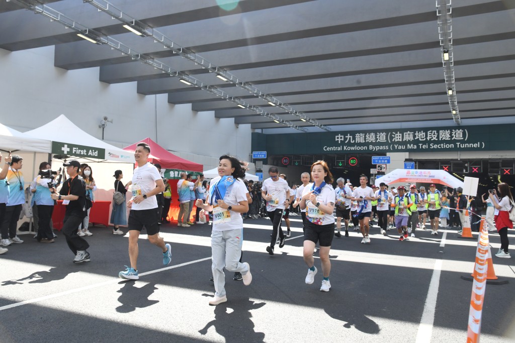 多个政府部门代表、工程业界及专业团体等近百名领袖一同参与。何健勇摄