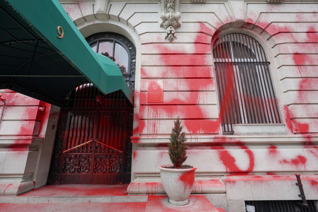 領事館正門口處遭人噴灑一大片紅漆。AP