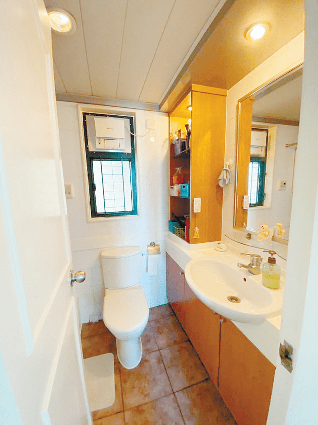 浴室设有浴柜，收纳卫浴用品空间充足。