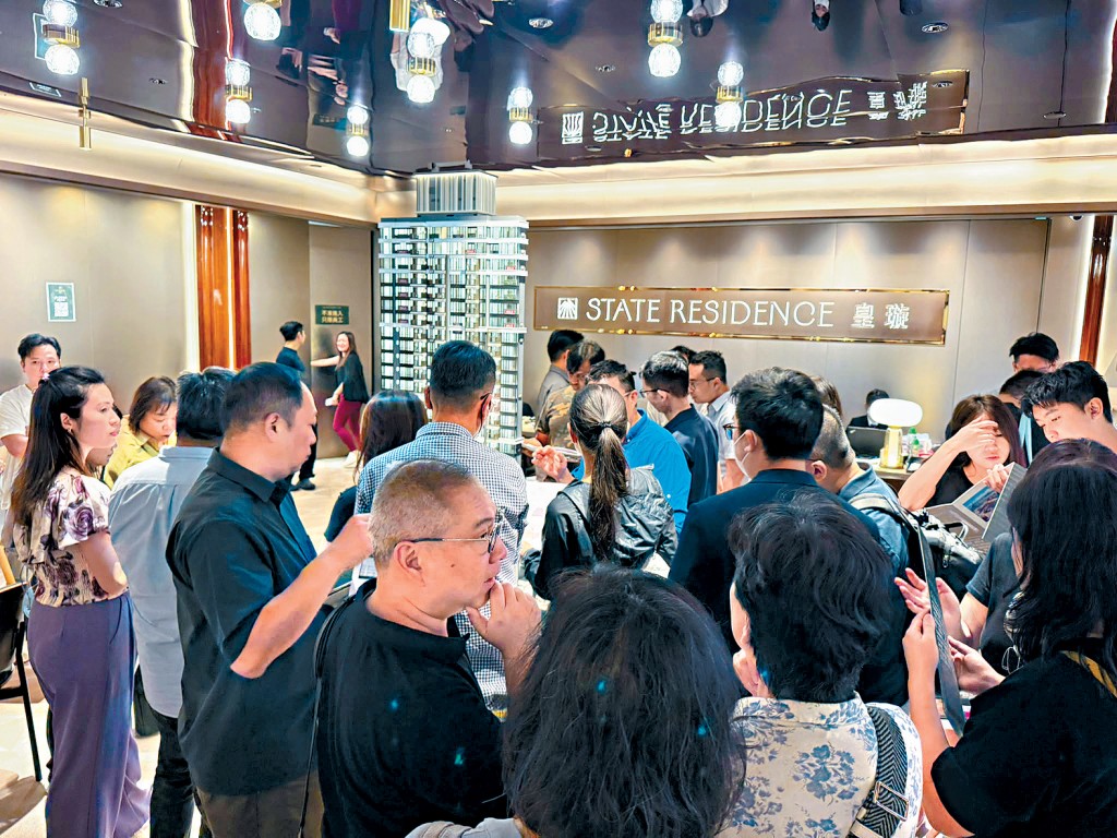 北角皇璇昨日加推30伙，折实售价由610.8万起。