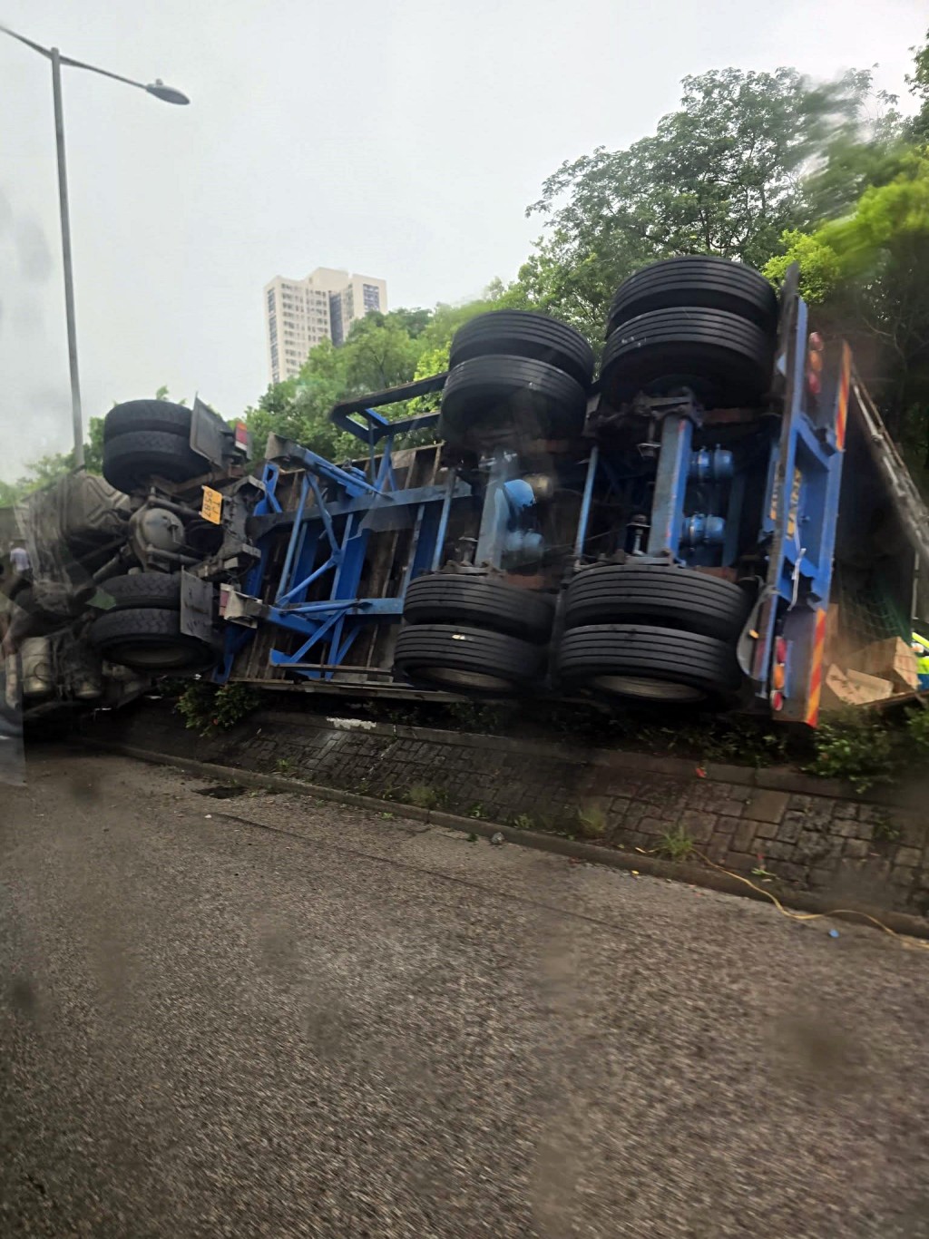 大埔完善路發生貨櫃車翻側意外。fb: 馬路的事 (即時交通資訊台) 大埔完善路發生貨櫃車翻側意外。fb: 馬路的事 (即時交通資訊台)