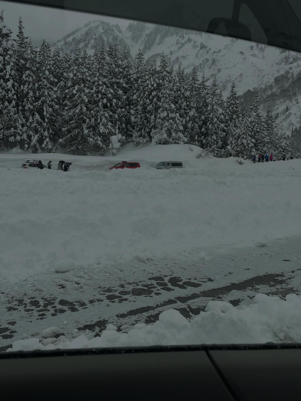 當地媒體在新潟滑雪場等待搜救消息。Threads@kazu17711771 當地媒體在新潟滑雪場等待搜救消息。Threads@kazu17711771