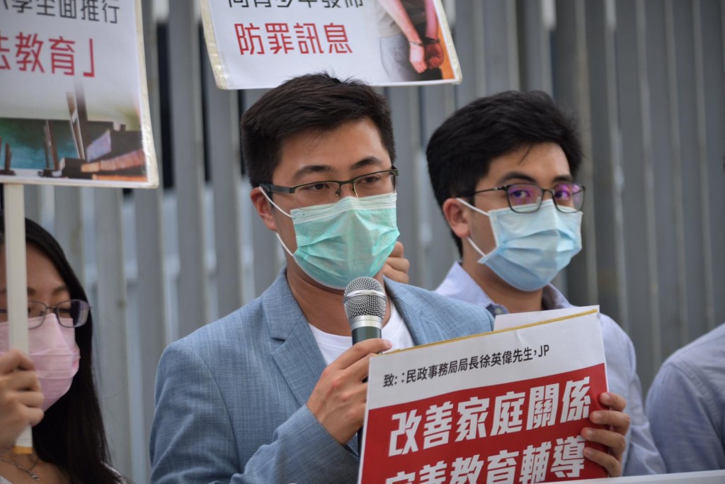 民建聯副秘書長顏汶羽(中)表示,政府應推動大、中、小學全面推行「守法教育」。