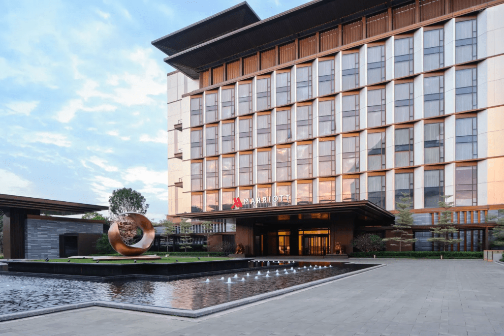 万豪集团2023年于广州有3间新酒店开幕，其中一间便是广州白云国际会议中心越秀万豪酒店。