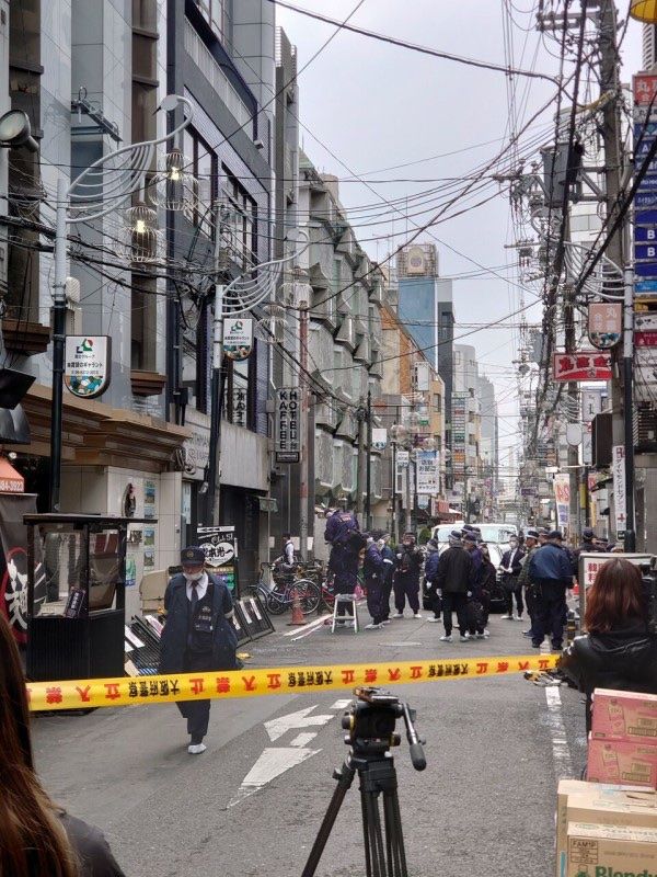 日本大阪警方拉起封锁线在现场处置。 网图 