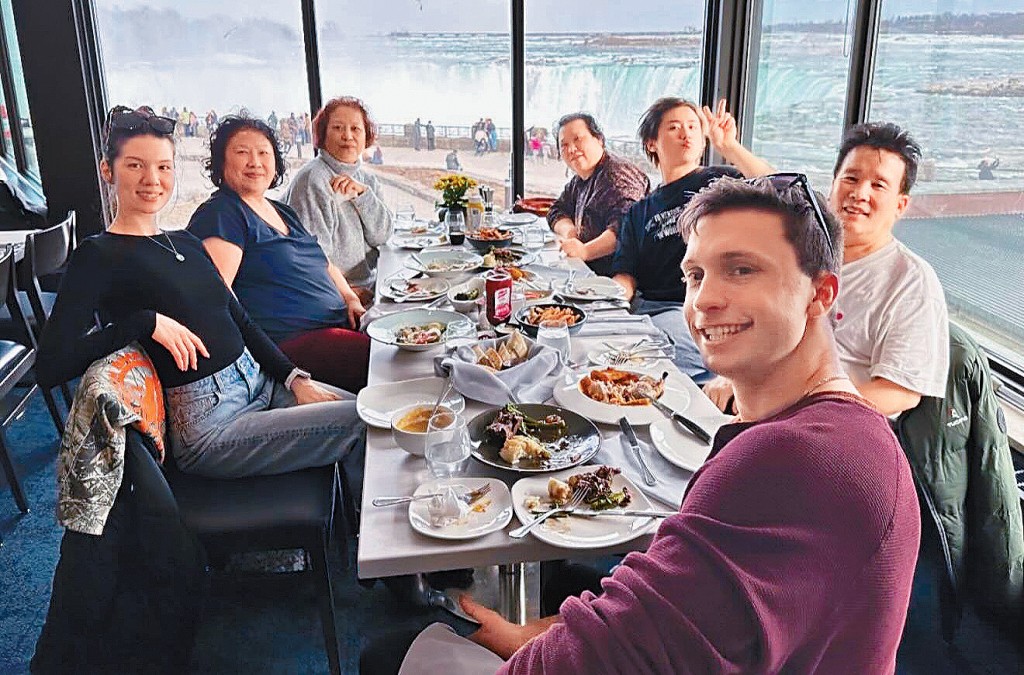 姜濤同家人遊覽尼加拉大瀑布及開心聚餐。