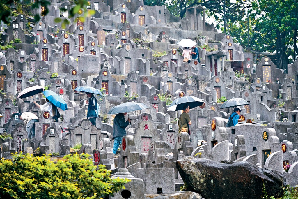 大批市民趁复活节假期外游，导致昨日清明节扫墓人潮不如往年。