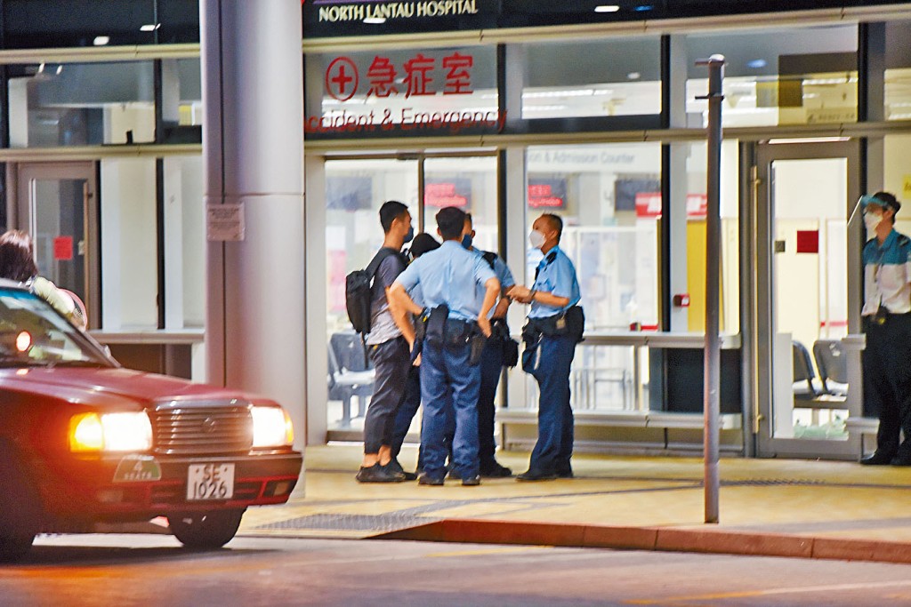 警方到醫院調查青年溺斃事件。