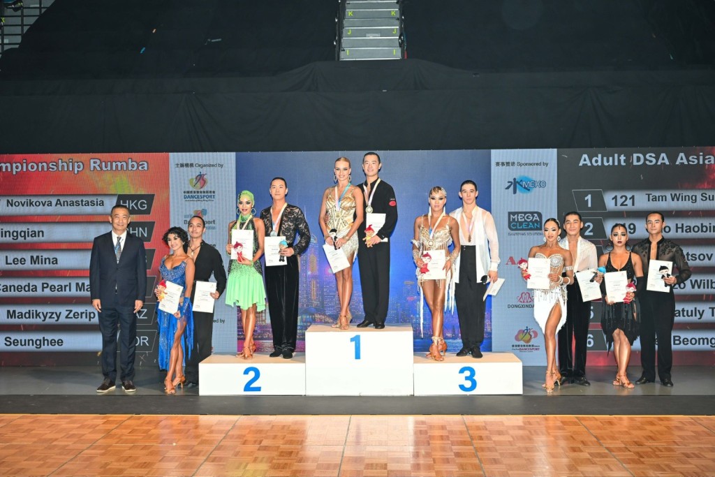 譚永森及太太Anastasia Novikova（中）以大熱門姿態奪得兩面金牌。中國香港體育舞蹈總會圖