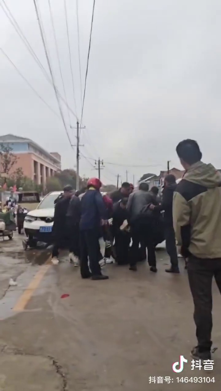 民眾合力制服涉嫌駕車撞人群的男司機。影片截圖