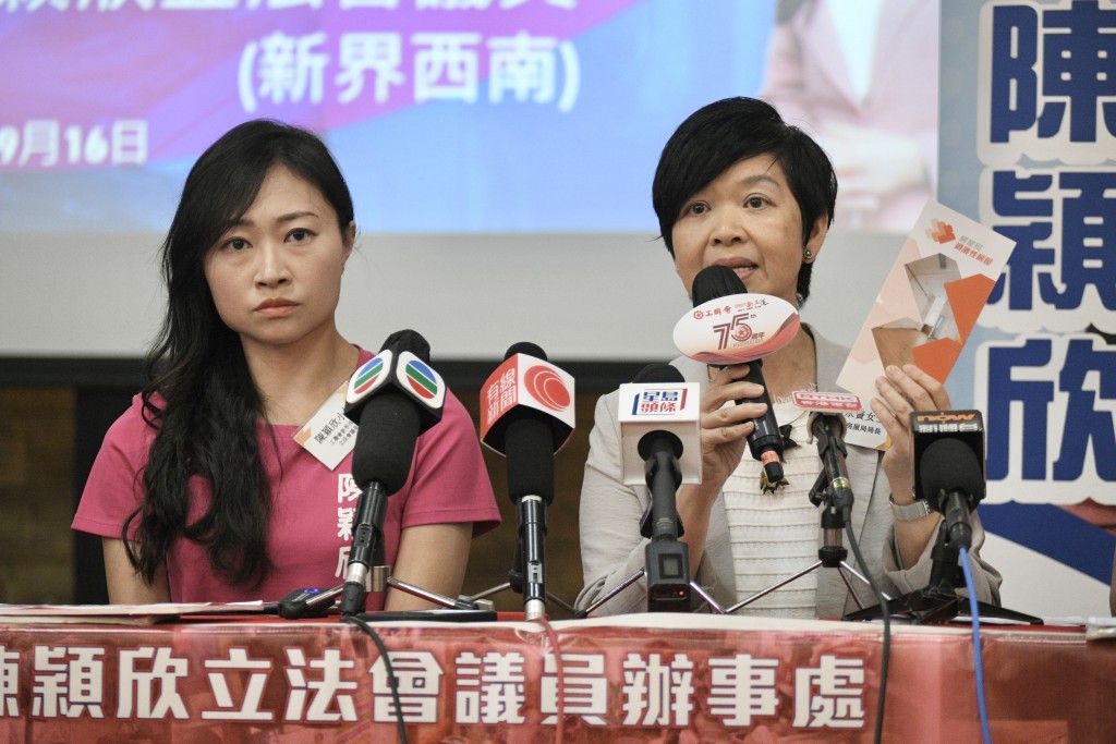 工联会立法会议员陈颖欣（左）及房屋局局长何永贤（右）。陈浩元摄