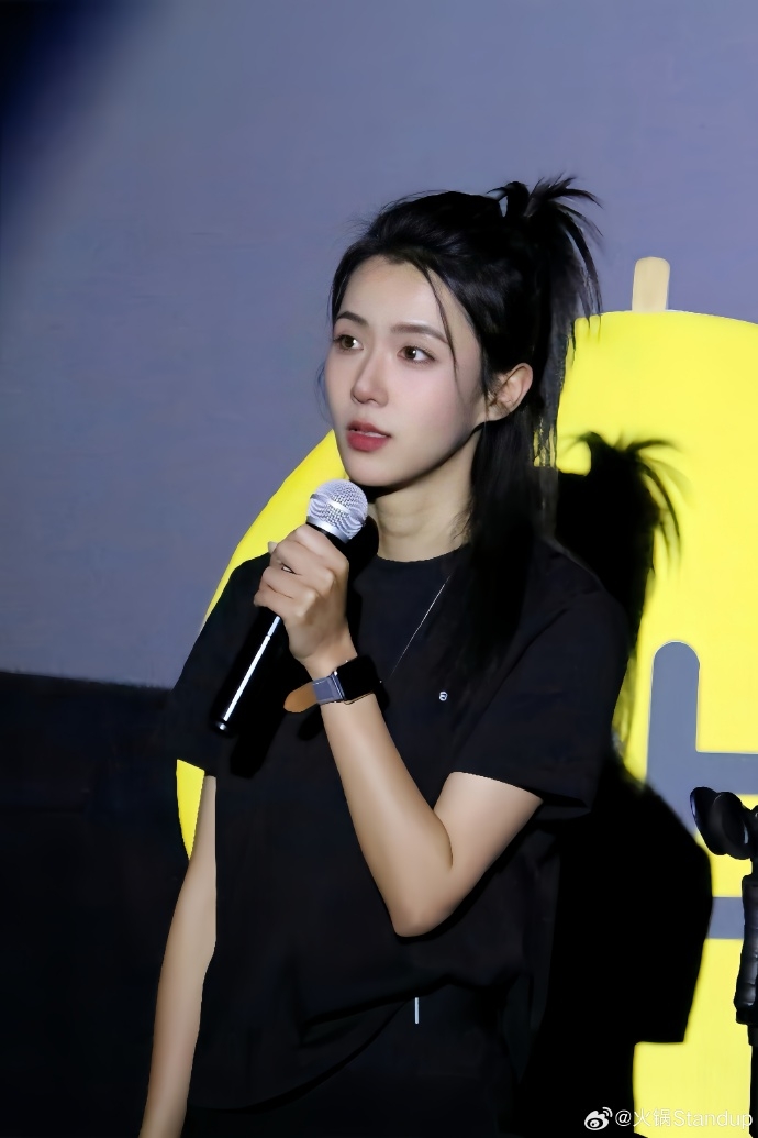 前女警、棟篤笑演員「火鍋」自爆執勤遭水槍射私處。 微博