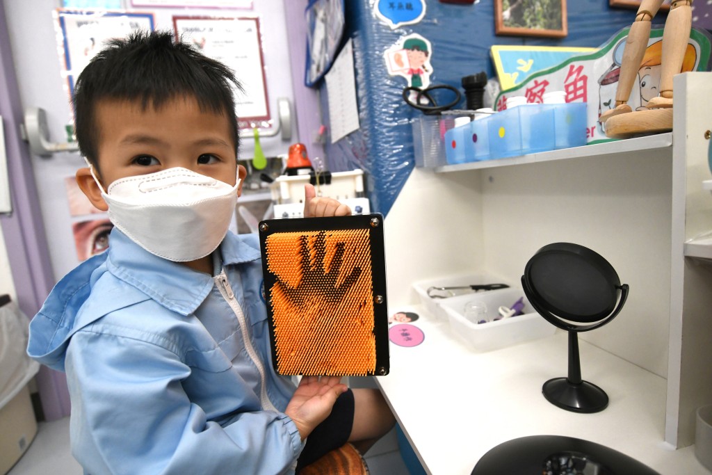 ■家長各有升小學目標,選擇私幼與免費幼時,學術程度是否惟一的考慮,認清幼兒教育的本質也很重要。 ■家長各有升小學目標,選擇私幼與免費幼時,學術程度是否惟一的考慮,認清幼兒教育的本質也很重要。