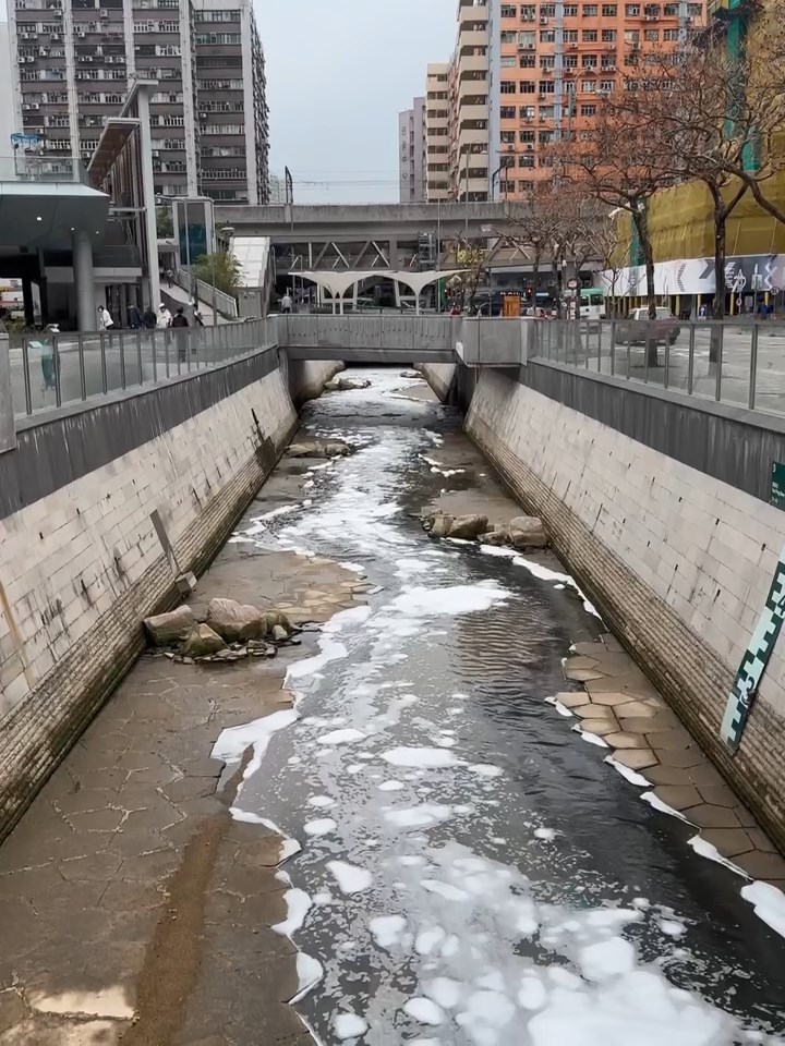 有市民發現觀塘翠屏河出現大量白色泡沬,遠看就如浮冰一樣。Threads@aamber903 有市民發現觀塘翠屏河出現大量白色泡沬,遠看就如浮冰一樣。Threads@aamber903