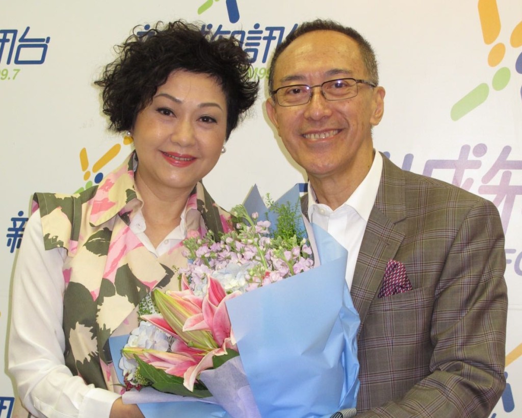 毛Sir領獎當日忘記多謝太太胡美儀，即補飛多謝太太的支持和信任。