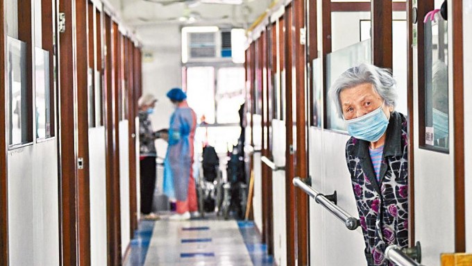 立法會今日三讀通過《2022年院舍法例(雜項修訂)條例草案》，以提高最低人手規定、調高住客的最低人均樓面面積。資料圖片