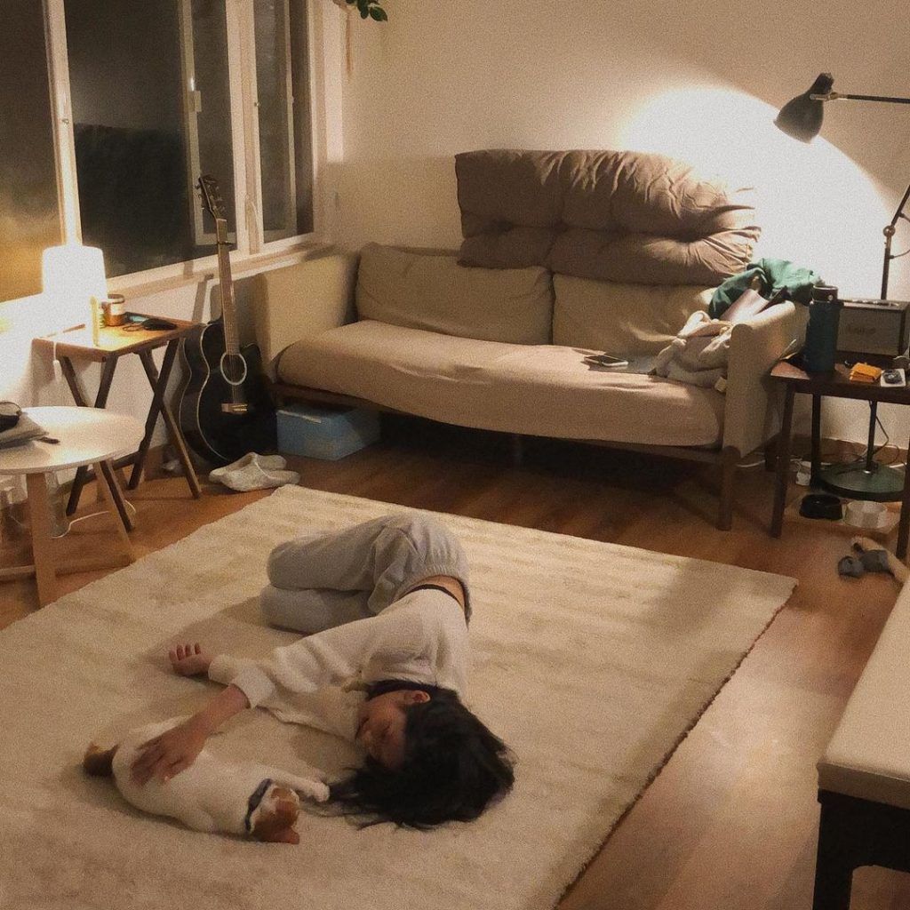早前自己Po喺Locker屋企影嘅相而被傳同居。