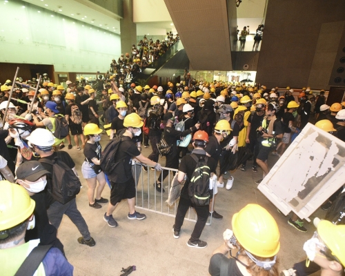 有示威者闖入立法會大樓大肆破壞。資料圖片