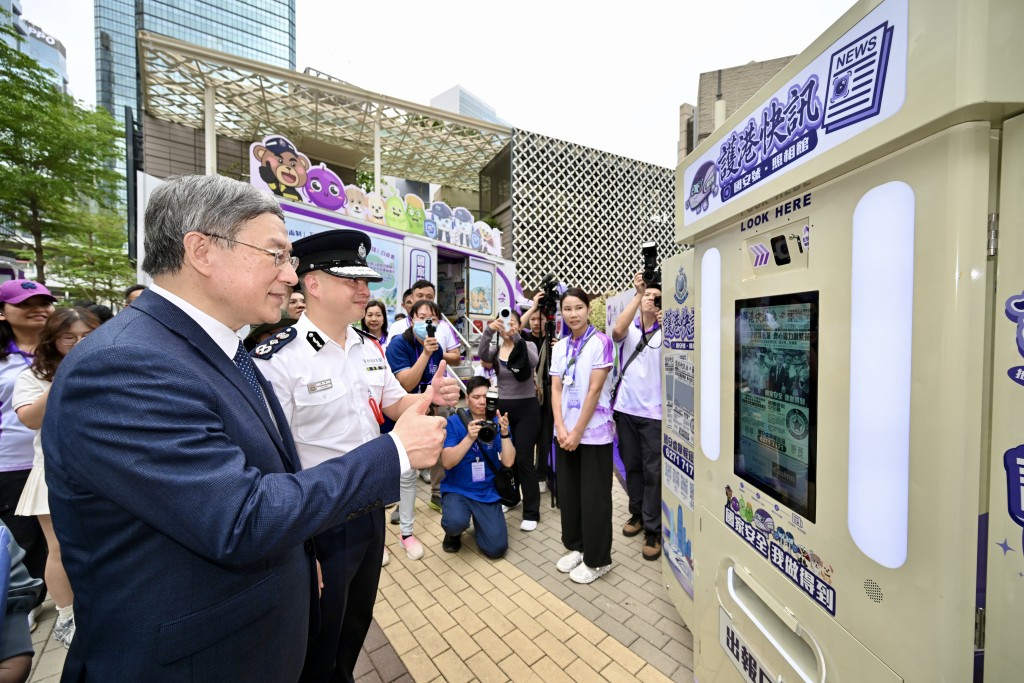 卓永興在現場到處參觀。劉駿軒攝