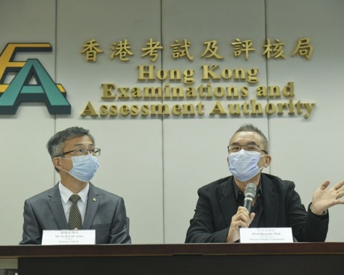 圖為考評局秘書長蘇國生(左),公開考試總監麥勁生(右)。