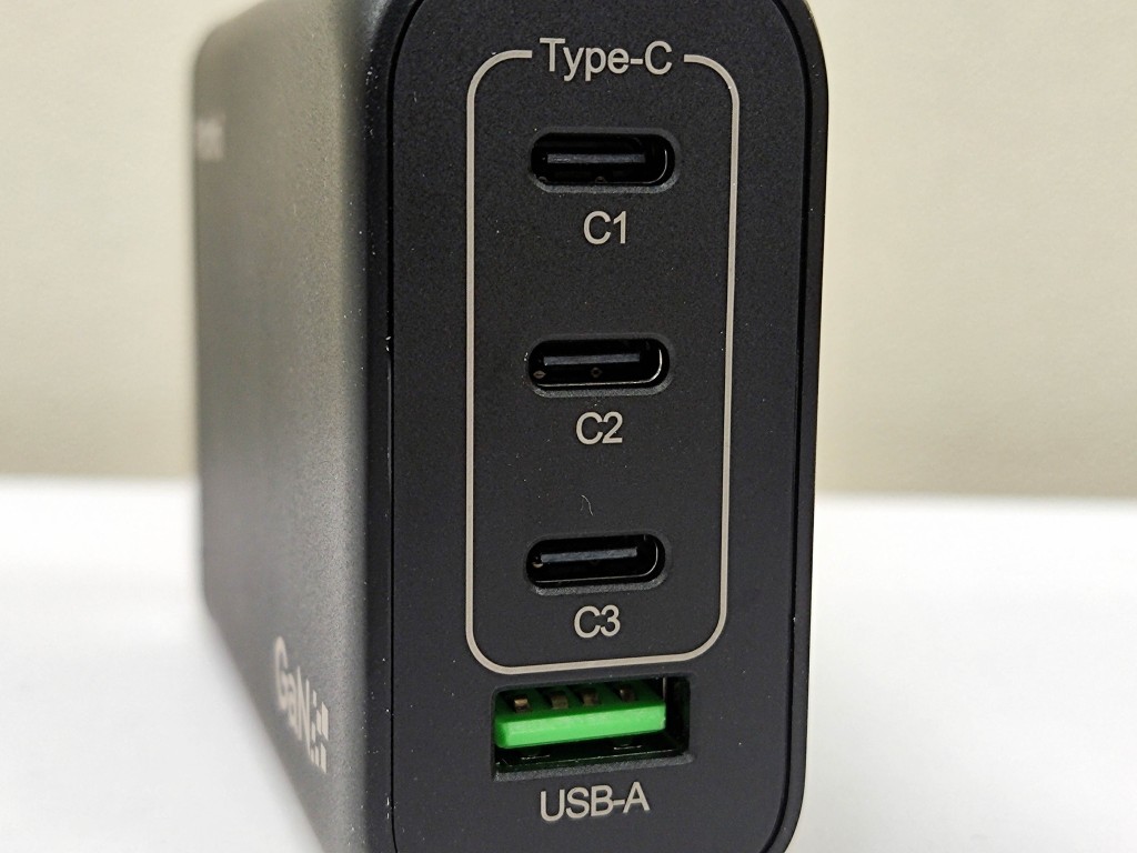 ●單一充電的話，四個輸出分別可達USB-C1 PD 100W、USB-C2 PD 100W、USB-C3 PD 30W及USB-A 30W。