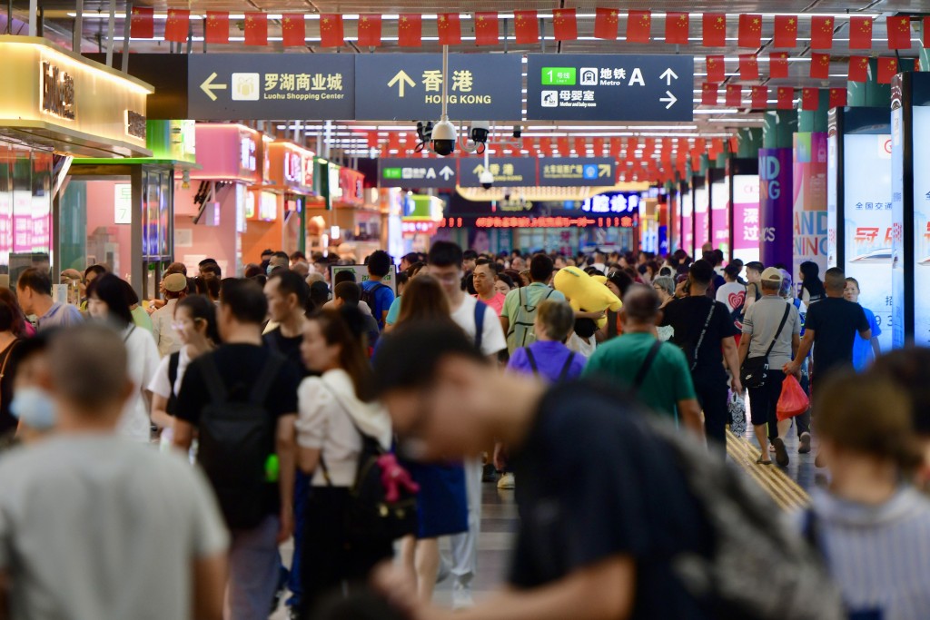 根據內地相關法規規定，一般來說個人攜帶人民幣現金過境，每人每次上限為2萬元人民幣。