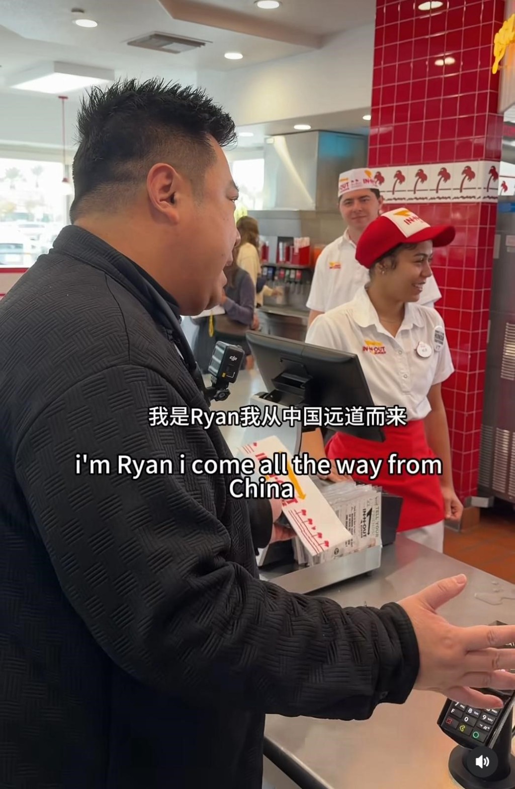 重庆网红Ryan Chen抵达洛杉矶，以Trump式英语与粉丝互动。