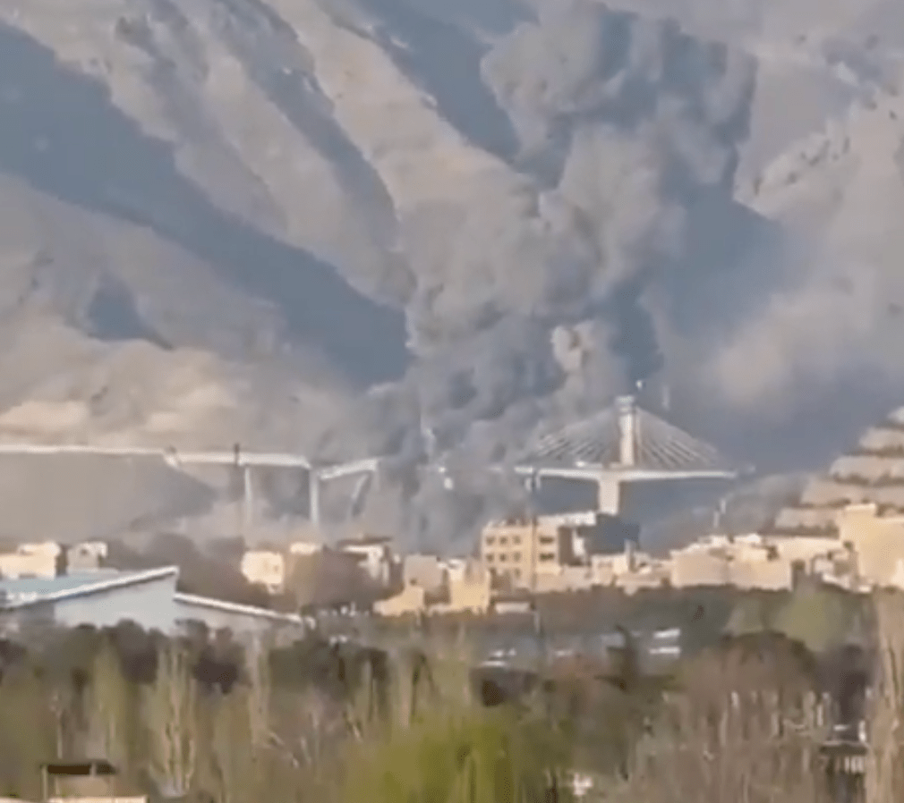 伊朗境內被譽為「中東最高橋樑」的標誌性工程——卡拉季市（Karaj）貝伊克公路橋（B1大橋），於當地時間周四（2日）遭美國與以色列聯合襲擊嚴重受損。X@FapeFop90614