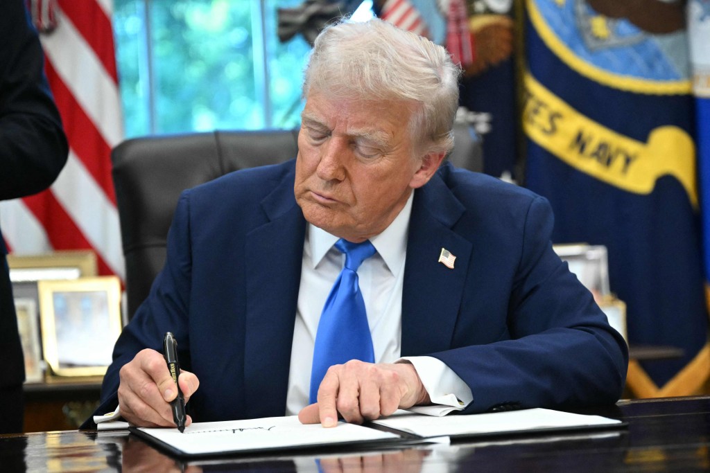 特朗普簽署相關行政命令。法新社 特朗普簽署相關行政命令。法新社