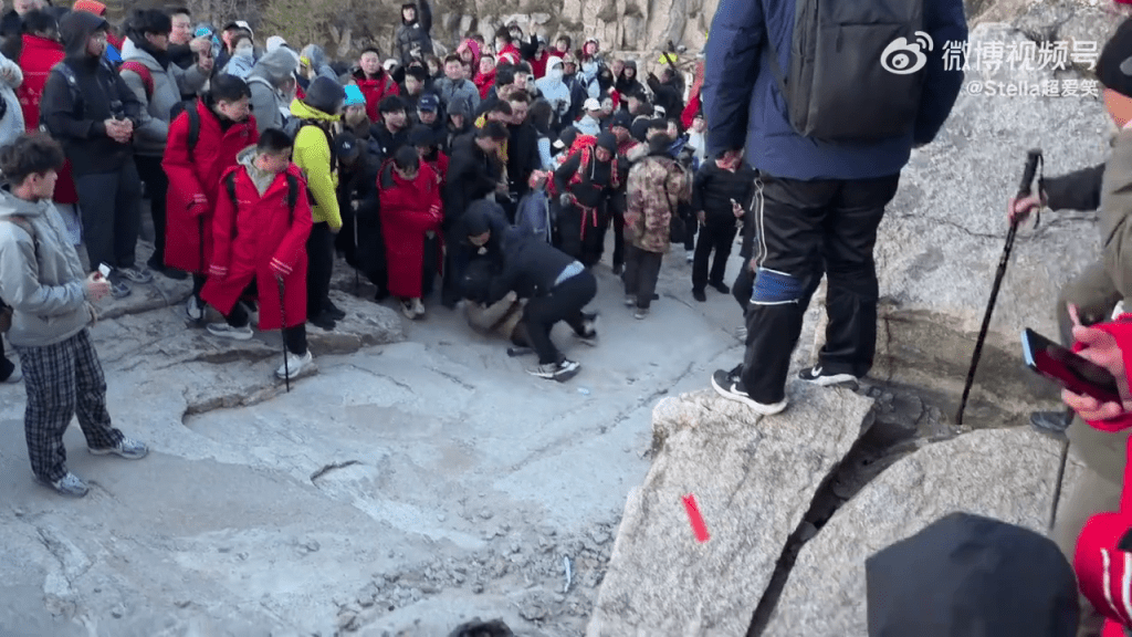泰山游客为“争位”睇日出大打出手，场面失控。