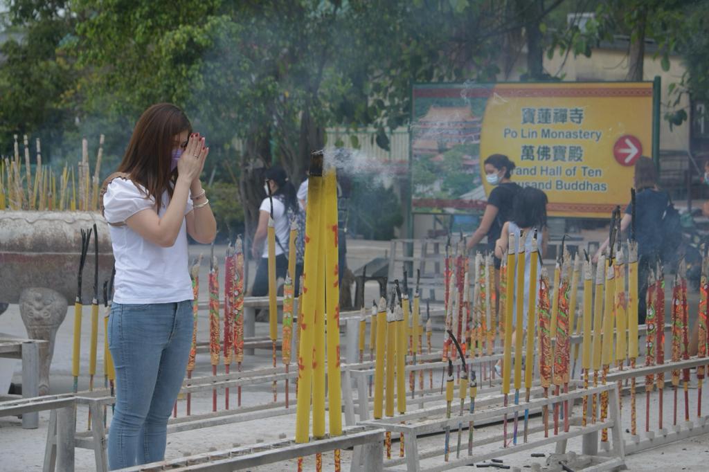不少遊客善信到寶蓮寺參拜。