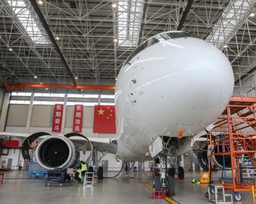 国产大飞机C919停放在中国商飞公司试飞中心祝桥基地机库内。