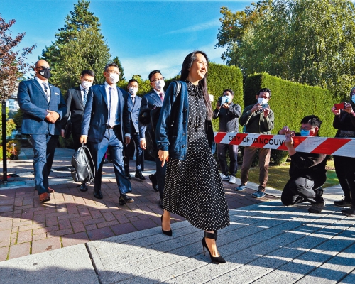 ■孟晚舟日前步出寓所，出席引渡聆訊。