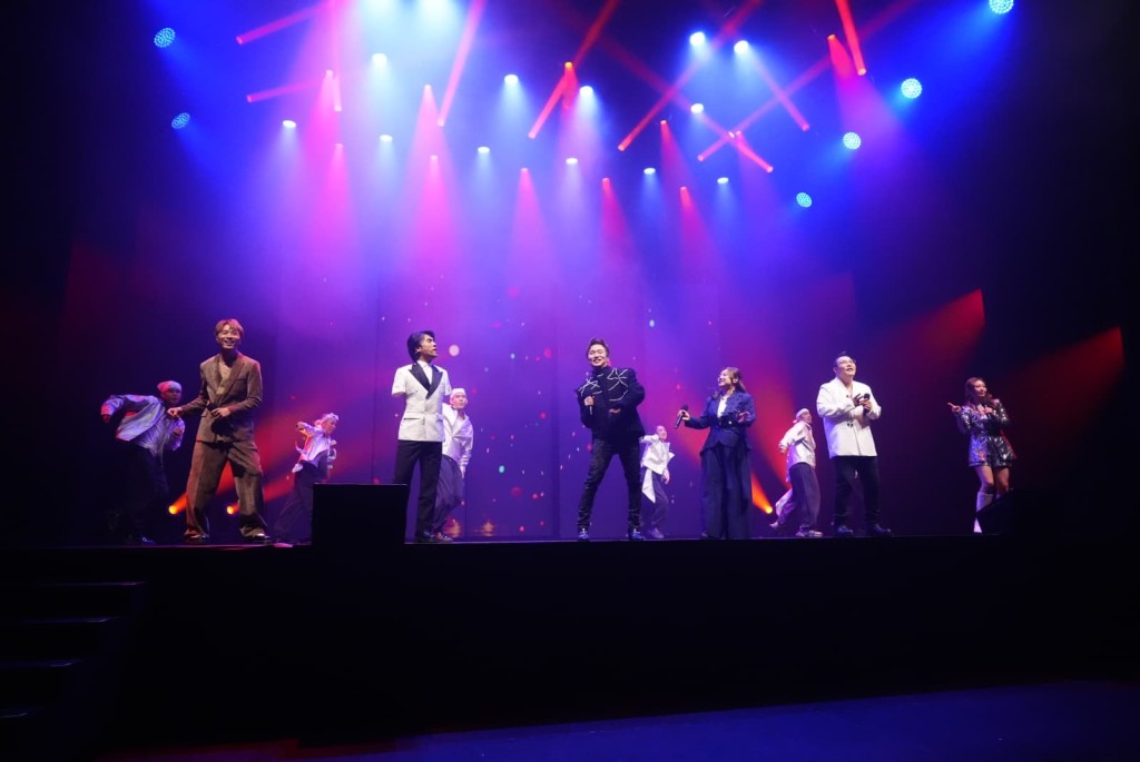 魔術師鄺健雄（Lawrence）與女兒鄺保恩（Priscilla）從「魔術箱」中神奇變出六位《中年好聲音》歌手 。