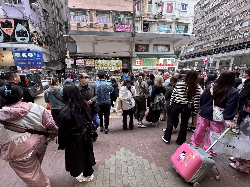 大批市民在場圍觀。梁國峰攝