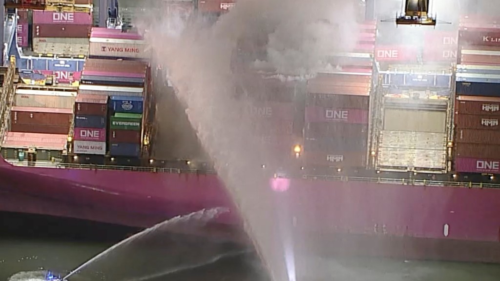 洛杉磯港化學品貨輪爆炸，市長下令「就地避難」。 美聯社