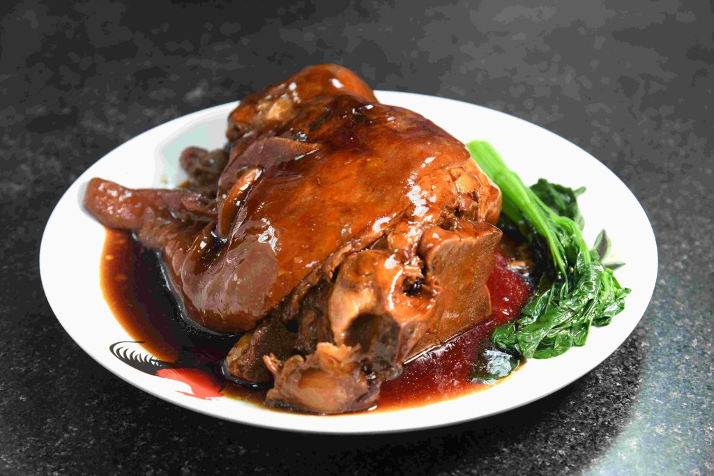 滷水元蹄$124    以秘製滷水熬製六、七小時，肉質軟腍而入味。