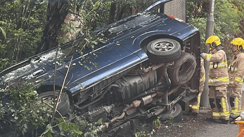 一輛輕型貨車駛至新界上水粉錦公路近香港高爾夫球會時懷疑失控翻側。