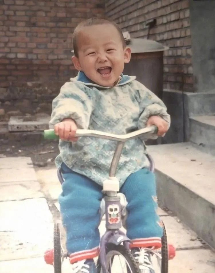 白敬亭小时候很喜欢笑。