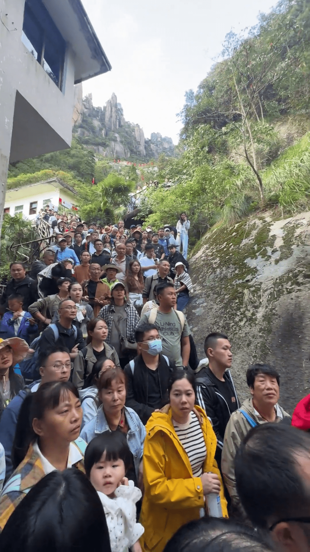 江西三清山景区数万游客堵塞，上不了也下不了。